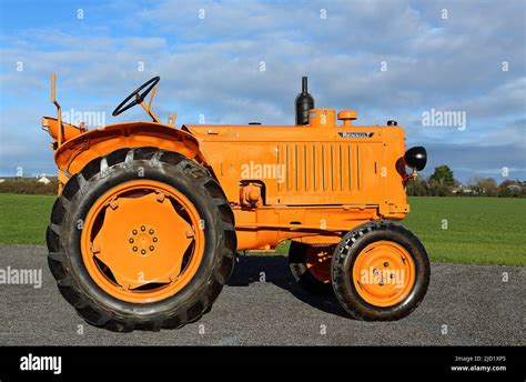 R7012 tractor hi-res stock photography and images - Alamy