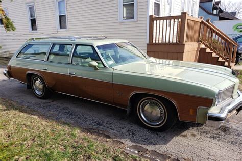 59k Original Miles: 1975 Oldsmobile Vista Cruiser | Barn Finds