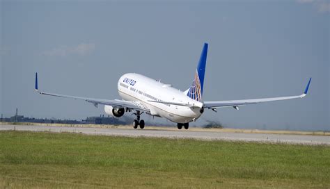 United Airlines Buys Flight Training School - Airport Employment News