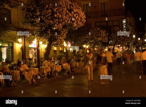 Cafe night life piazza IX aprile taormina Stock Photo - Alamy