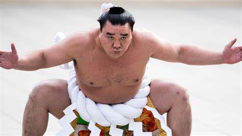 Sumo champion apologises after bottle incident