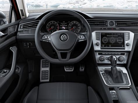 Volkswagen Passat Alltrack (2016) - picture 35 of 39