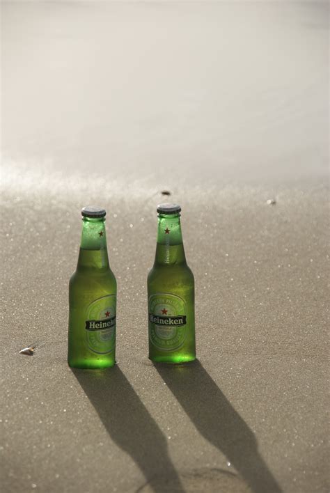 Fotos gratis : playa, agua, arena, ligero, sol, vaso, beber, botella de vidrio, transparente ...