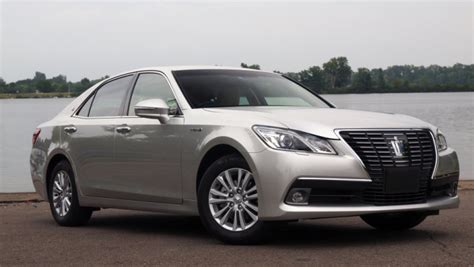 Toyota Crown Royal Hybrid Tested by Autoblog - autoevolution