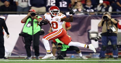 The NFL may be about to hand out a fine Tyreek Hill’s peace sign | Fanbuzz