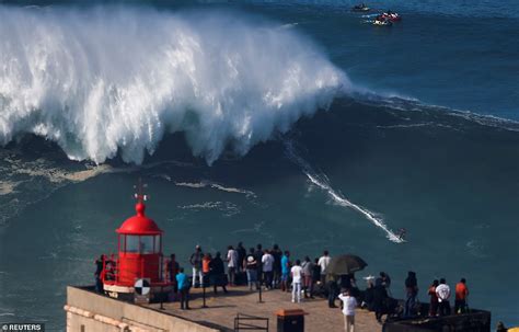 Extreme surfers take on giant 65ft waves in Portugal - BroRead.com