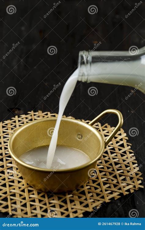 Makgeolli, Korean Traditional Alcohol, Korean Rice Wine Stock Photo - Image of pour, focus ...