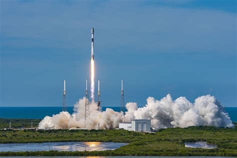 Kijk hoe SpaceX 53 Starlink-satellieten lanceert en vrijdag een raket ...