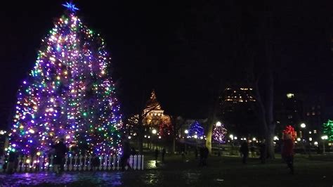 Boston common Christmas tree with Statehouse behind : r/boston