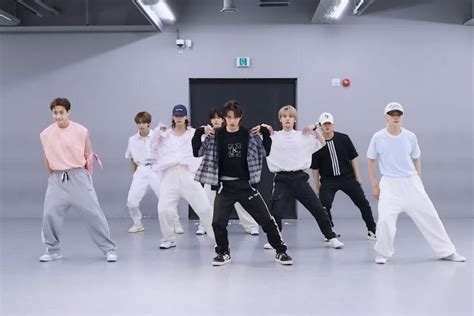 Watch: Stray Kids’ Moves Are Razor-Sharp In New Dance Practice Video For “CASE 143” | Soompi