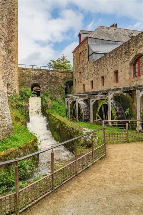 Chateau de Fougeres – Medieval Life in Fougères France | Castle, Brittany france, Medieval life