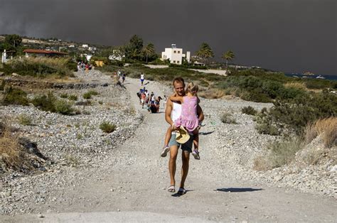 Nearly 20,000 flee Rhodes in largest-ever Greek wildfire evacuation | Daily Sabah