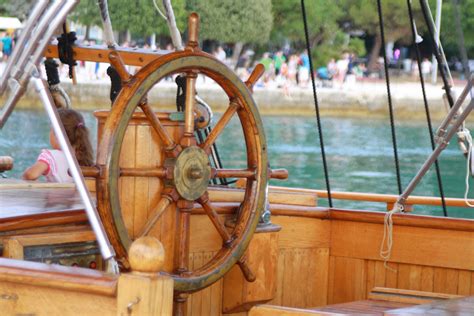 Images Gratuites : bateau, roue, navire, véhicule, mât, capitaine, voile, pirate, maritime ...