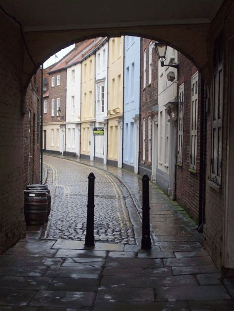 "Hull Old Town" by Janet Ulliott at PicturesofEngland.com