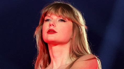 Taylor Swift Just Dropped Curly Bangs (Taylor's Version) — See Photos ...