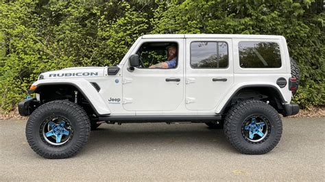 VIDEO: Lifting A 2021 Jeep® Wrangler Unlimited Rubicon 4xe: - MoparInsiders