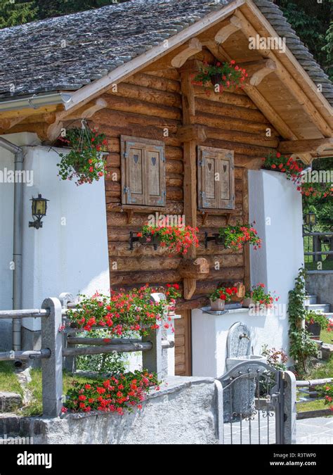 Traditional Swiss chalet Stock Photo - Alamy