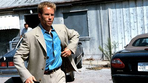 Watch Christopher Nolan Break Down The Complex Narrative Structure of MEMENTO — GeekTyrant