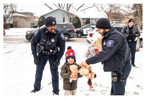 Aurora Police Department busy making spirits bright – The Voice