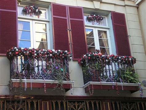 17 Cool Christmas Balcony Décor Ideas | DigsDigs