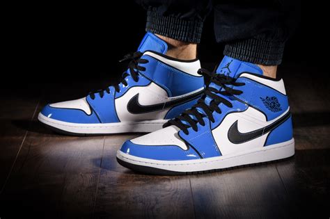 NIKE AIR JORDAN 1 RETRO MID SE SIGNAL BLUE voor €275,00 | kicksmaniac.com