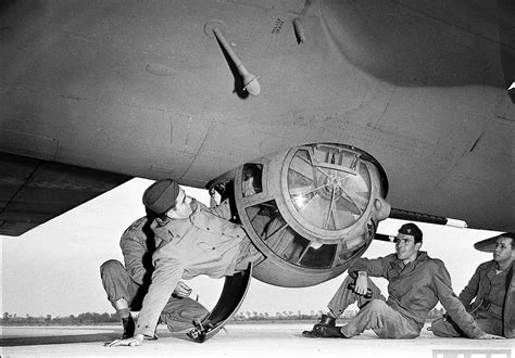 The tight fit in a B-17 ball turret. : r/wwiipics