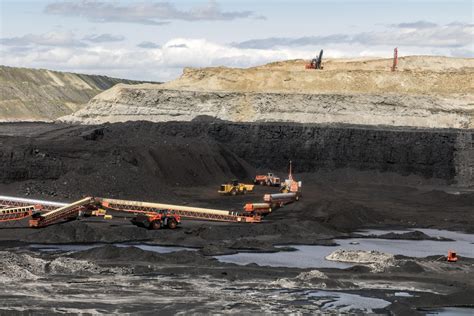 Massive machinery at work in the open-pit Wyodak coal mine in the coal-rich Powder River Basin ...