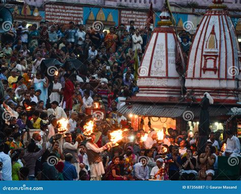 Crowd Witnessing Ganga Aarti Editorial Photography - Image of india ...