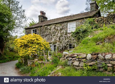 Lake district stone cottage hi-res stock photography and images - Alamy