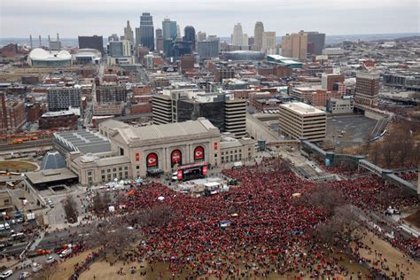 PHOTOS: Chiefs fans pack Kansas City for Super Bowl parade