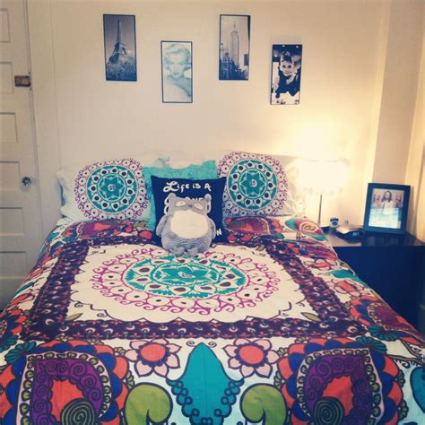 College apartment bedroom. This is a cute design, including the wall ...