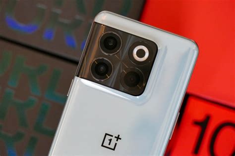 Does the OnePlus 10T come with a case or screen protector? | Digital Trends