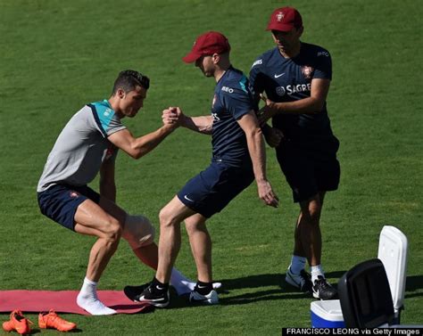 Ronaldo Injury Fears Heat Up Over Ice Wrap On Knee, Reported Concerns Of Doctor (PHOTOS) | HuffPost