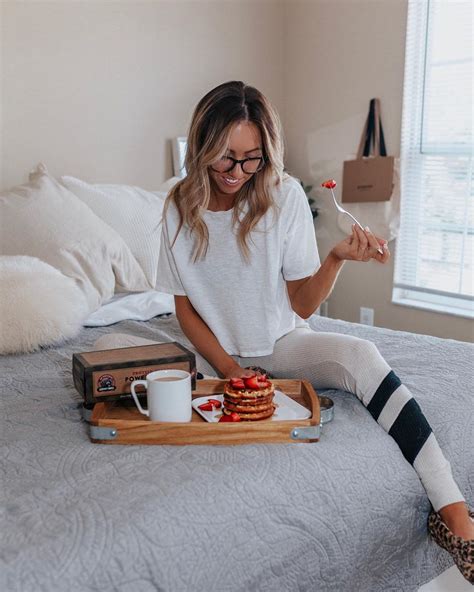 KATE SMITH 🔆 on Instagram: “breakfast in bed just got a whole lot easier w/ @kodiakcakes frozen ...