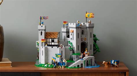 WATCH: LEGO 10305 Lion Knights’ Castle's impossible feature