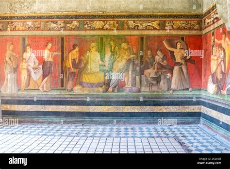 Beautiful and very well preserved ancient roman frescoes decorating old house in Pompei Stock ...