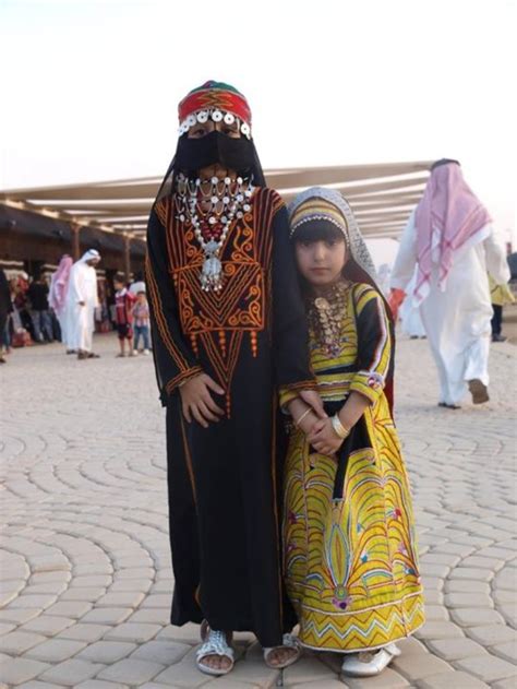 Pin by Linda Pérez on Exploring Saudi Arabia | Traditional dresses, How to look pretty, Arabic dress