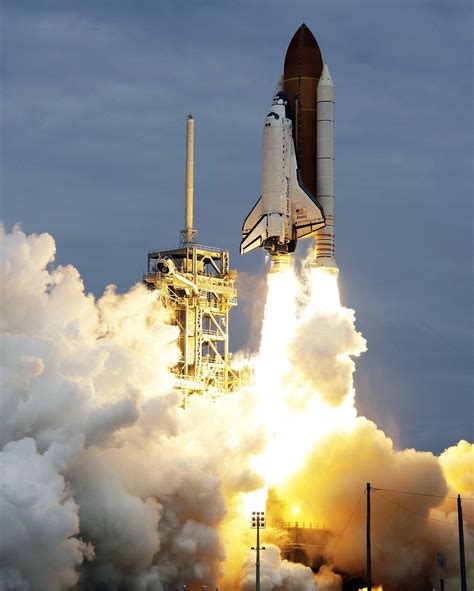 Atlantis space shuttle launch: Nasa crew overcomes a shaky start ...