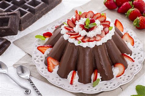 Chocolate pudding with strawberries and cream - Italian recipes by ...