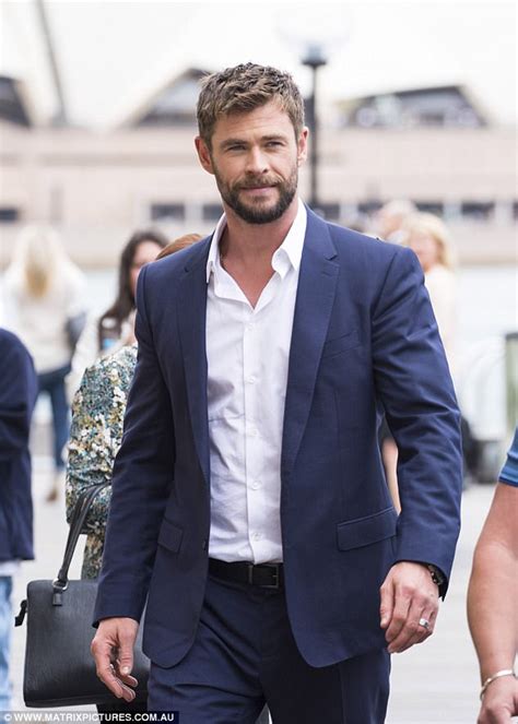 Chris Hemsworth wears a suit in Sydney | Daily Mail Online