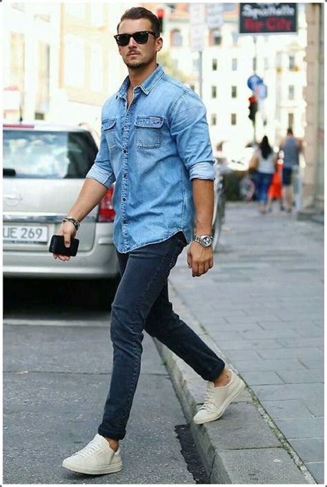 Comment porter une chemise en jean ? – Comme ça