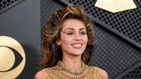 Miley Cyrus: Ihr Dolly Hair bei den Grammys 2024 ist der beste Frisurentrend für jede Menge Volumen