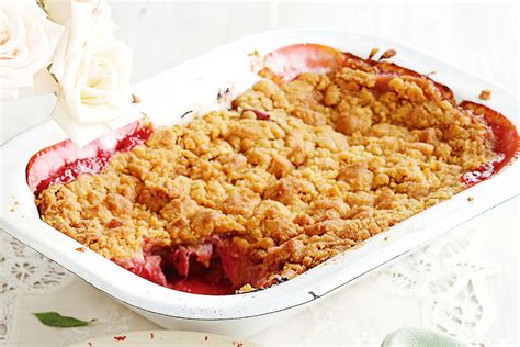 Apple and rhubarb crumble