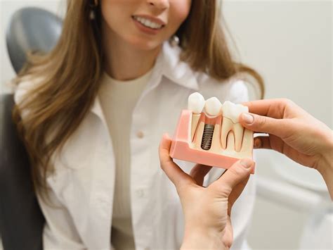 What are the risks of dental implants?