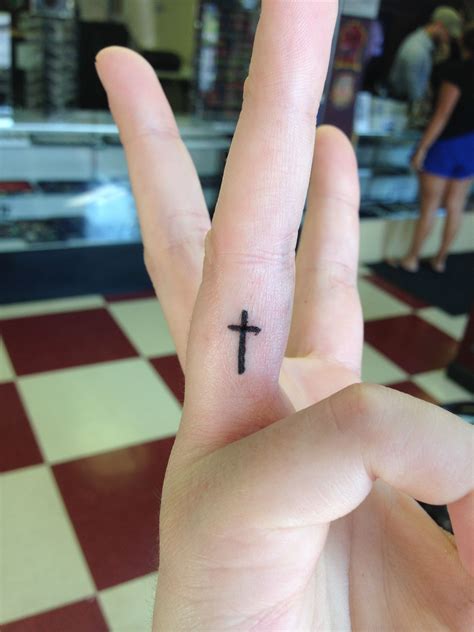 Finger tattoo - cross Tattoo Am Finger, Cross Finger Tattoos, Small Finger Tattoos, Small ...