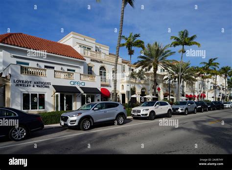 NAPLES, FL -30 JAN 2020- View of the Fifth Avenue South street in ...