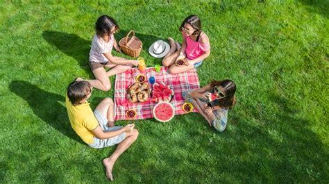 Back view couple sitting on a blanket at picnic | Free Photo