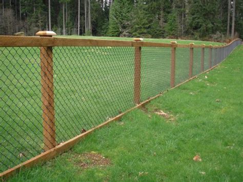 Chain Link Combined with Wood Slats to Make a Beautiful Fence ...