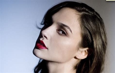 Gal Gadot's Signature Red Lipstick –– Gal Gadot's Beauty Tips