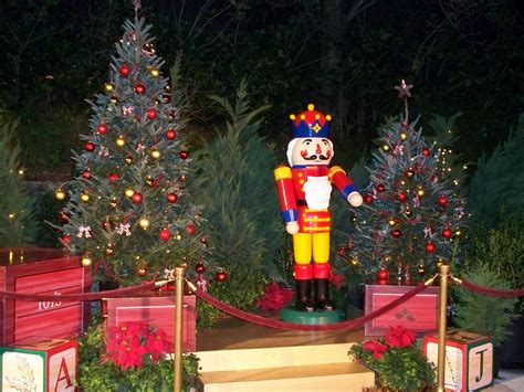 Disney Christmas Decorations are Phenomenal! – Guru Travel